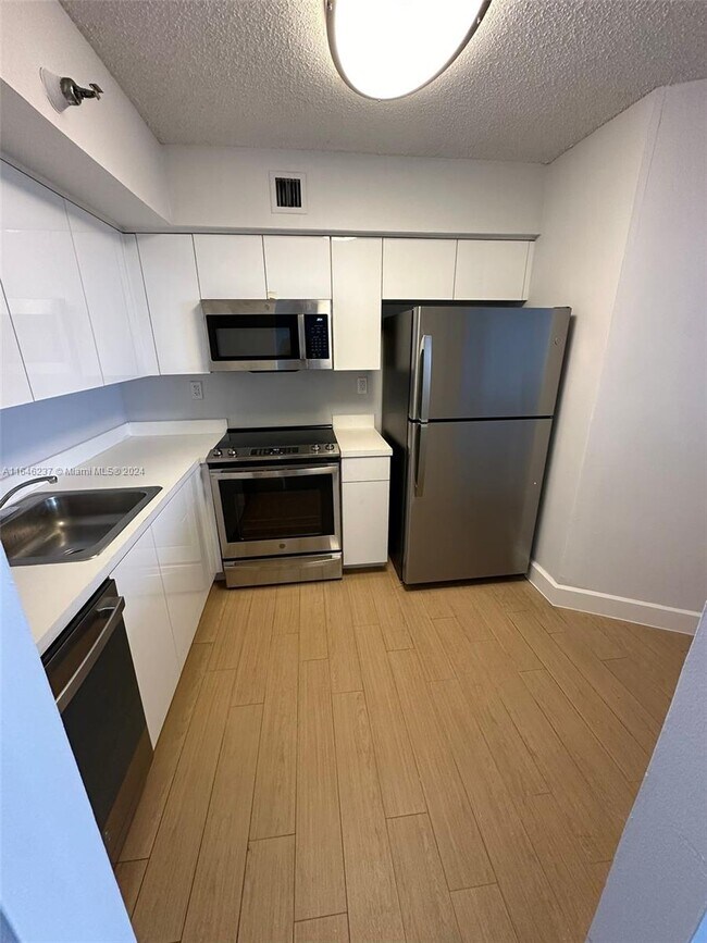 Foto del edificio - 3300 NE 191st St