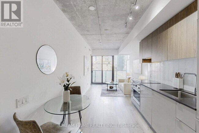 Building Photo - 161 Roehampton Ave