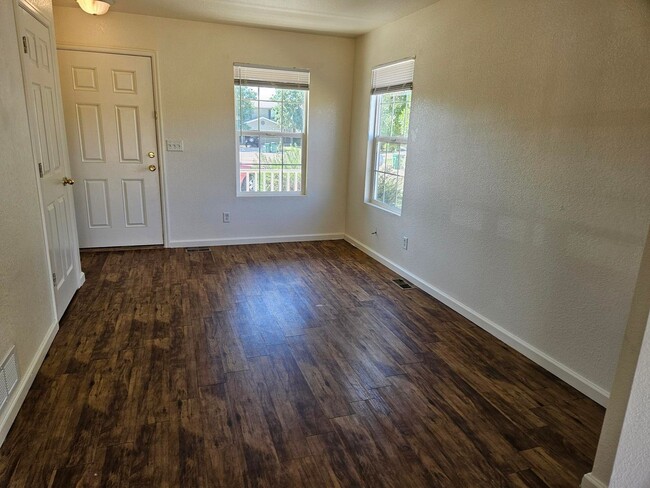 Building Photo - Adorable 2 bedroom townhome Available ASAP!