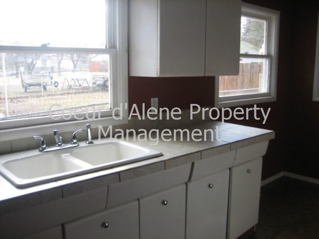 Building Photo - 1124 E Adeline Ave