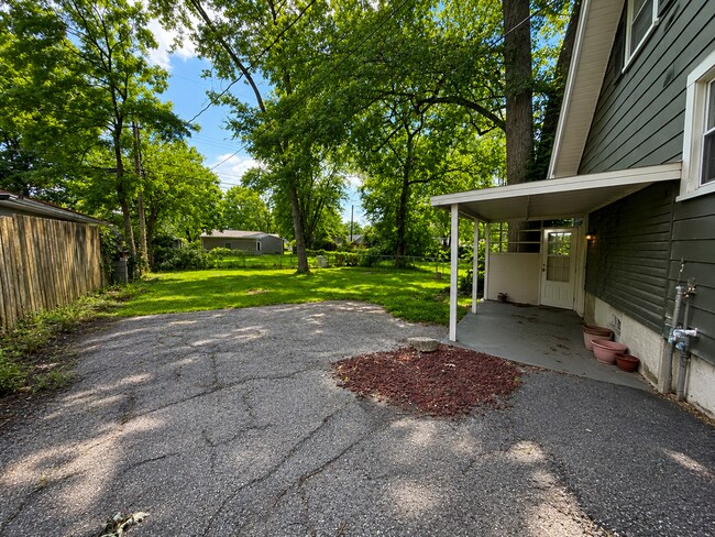 Foto del edificio - Charming North Linden Home with Fenced Backyard