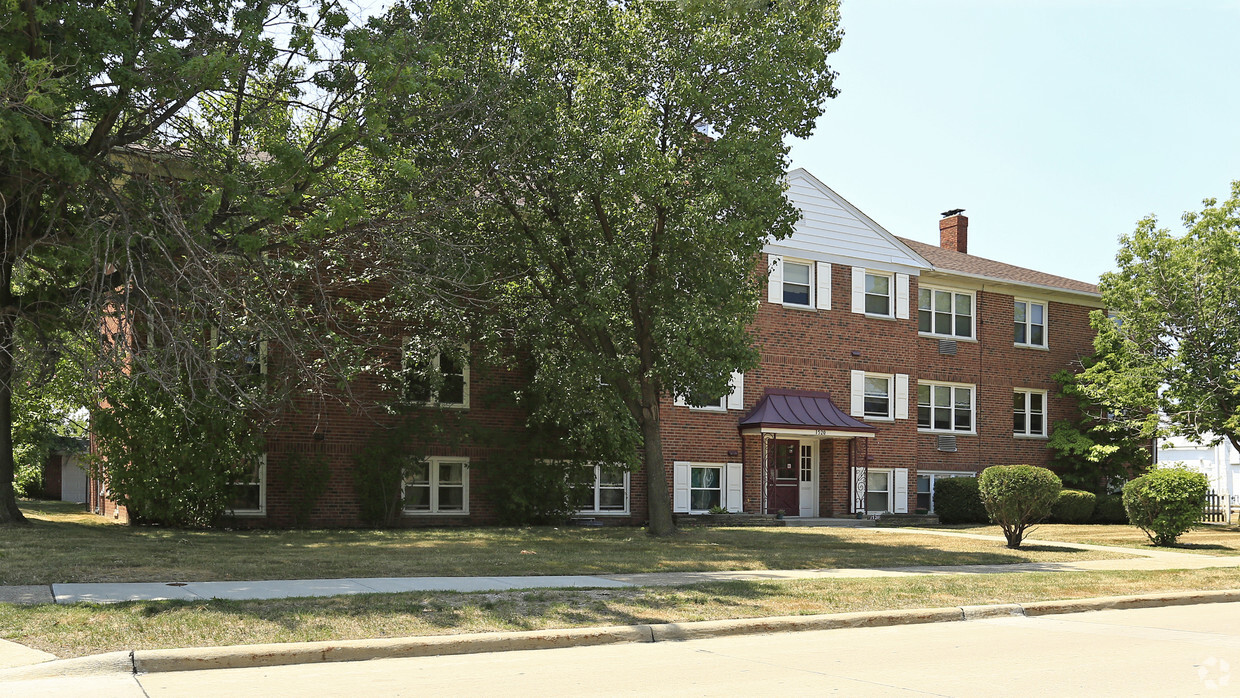 Primary Photo - Ambassador Apartments