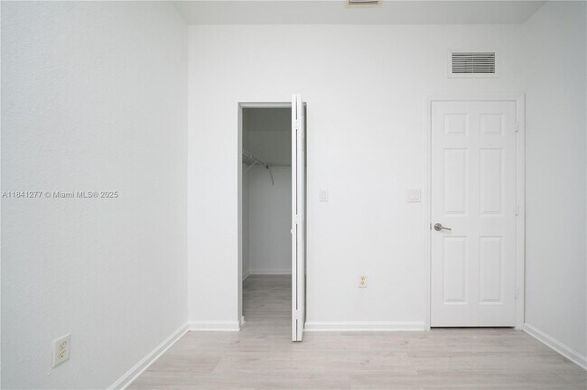 Foto del edificio - 11501 NW 89th St