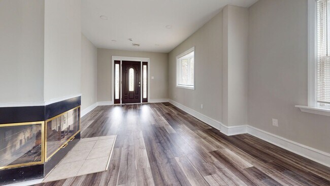 Foto del edificio - For Rent: Renovated Two-in-One Bi-Level Ho...