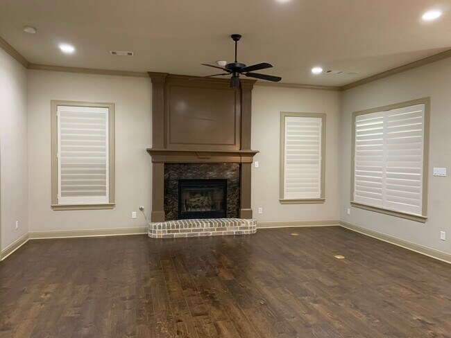 Building Photo - 5001 Fairfield Ct