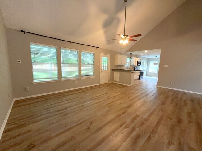 Foto del edificio - 2106 Lexington Woods Dr