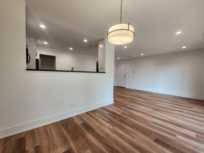 Building Photo - 915 S Ct of Shorewood
