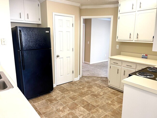 Building Photo - Welcome to this charming 3-bedroom, 3-bath...
