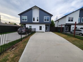 Building Photo - 2202 Lynnfield St