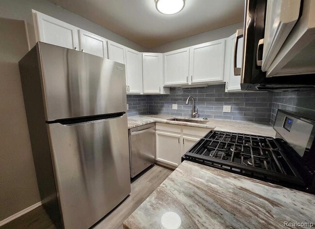 Building Photo - 2445 Torquay Ave