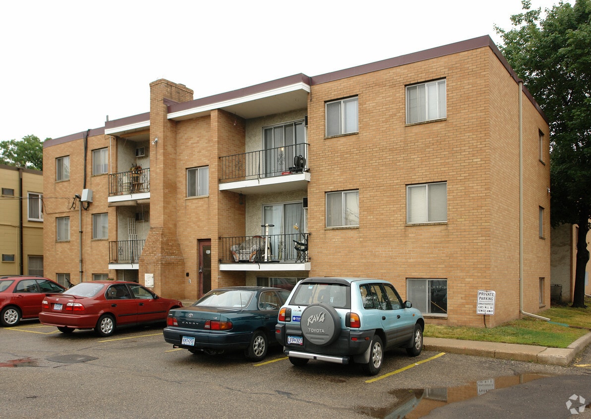 Building Photo - 461 Lynnhurst Ave W