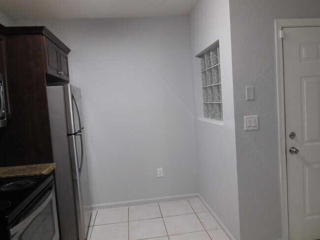 Foto del edificio - 1145 Golden Lakes Blvd