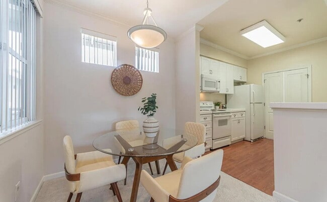 Building Photo - Discover the best location in the complex ...