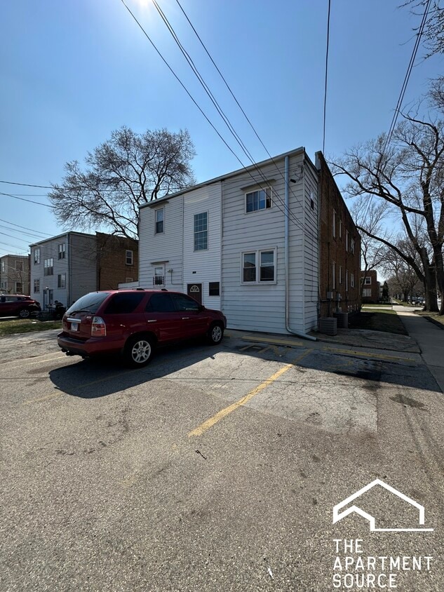 Building Photo - 8957 Lamon Ave