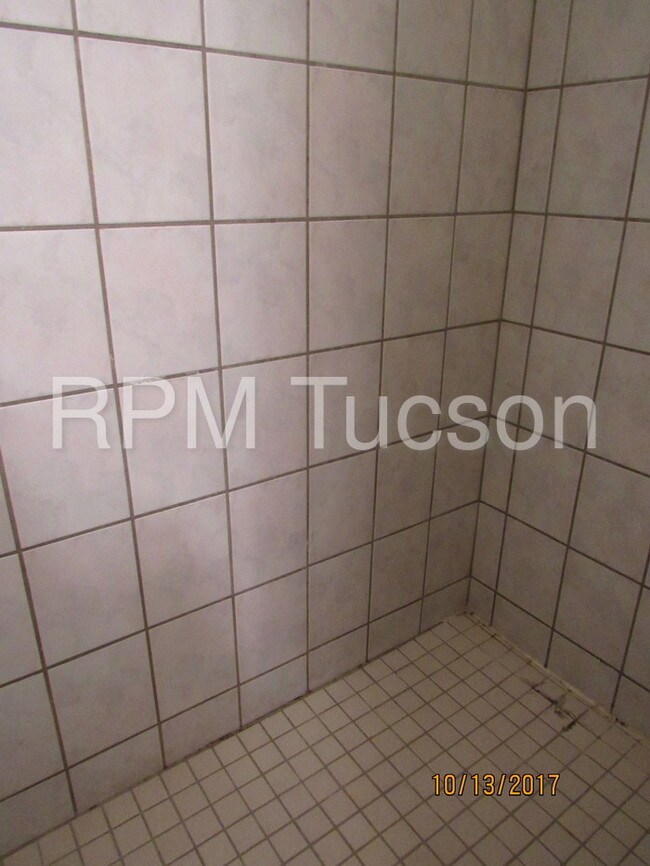 Building Photo - 1750 W Lester St