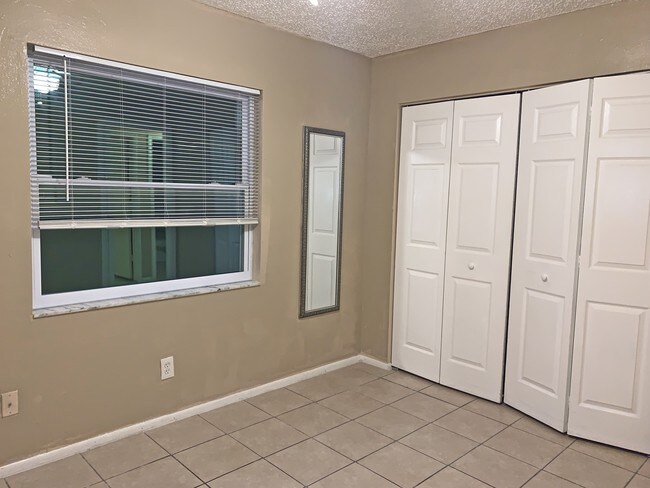 Foto del edificio - 12040 Henley Ave