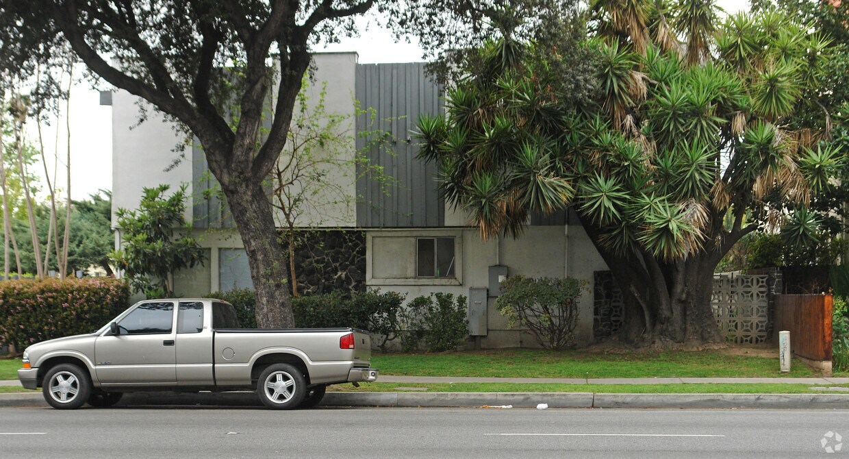Building Photo - 531 N Marengo Ave