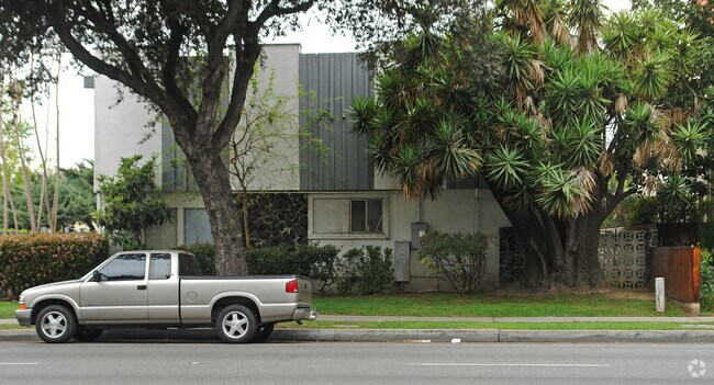 Building Photo - MR2 - 531 N. Marengo Ave