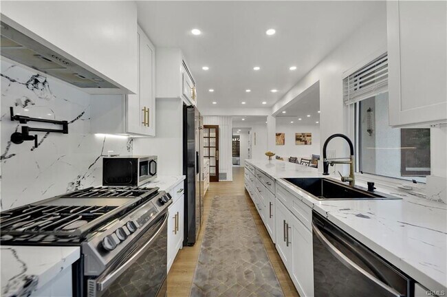 Building Photo - 6409 Graves Ave