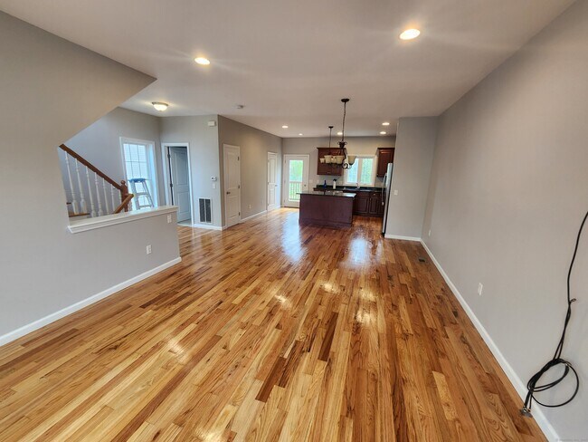 Building Photo - 13 Short Oak Dr