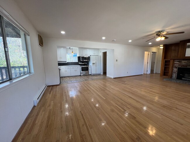 Building Photo - Recently Renovated 2 Bedroom Home near Han...