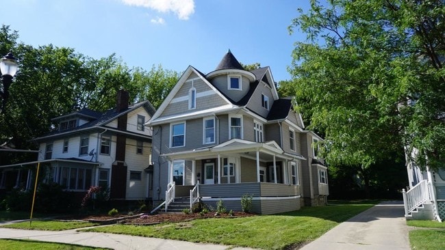 Building Photo - 920 W Ottawa St