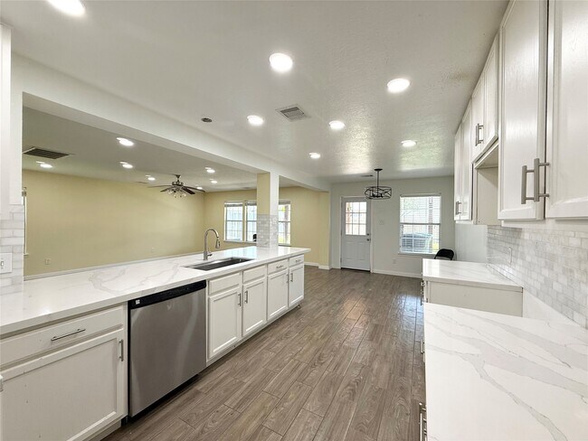 Building Photo - 910 Staffordale Manor Ln