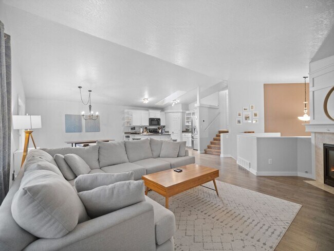 Foto del edificio - Bright & Comfortable 3 Bedroom Home (Furnished)