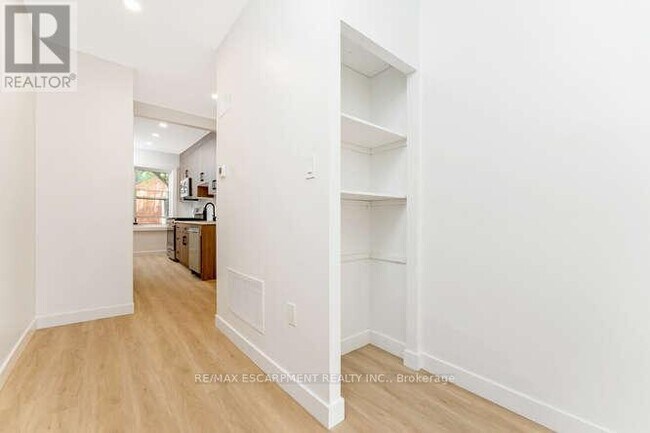 Building Photo - 127 Victoria Ave S