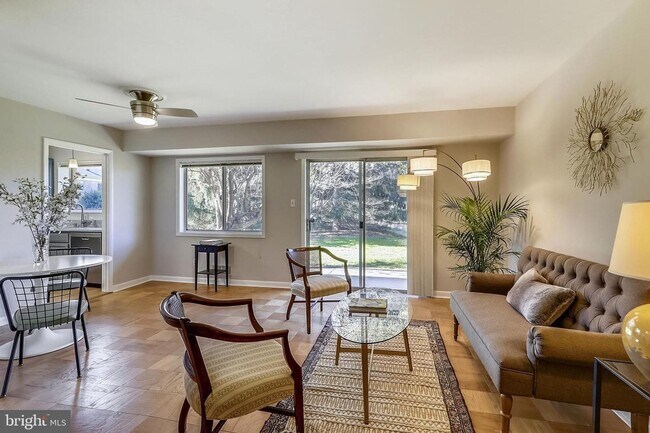 Foto del edificio - Private and Spacious Condo in Bethesda!