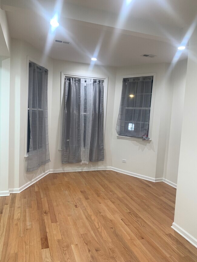 Foto del edificio - 3617 W Belmont Ave