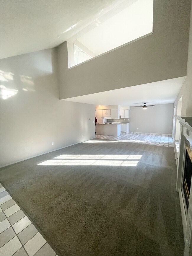 Foto del edificio - 2453 N Lynndale Dr