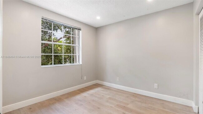 Foto del edificio - 909 Garnet Cir