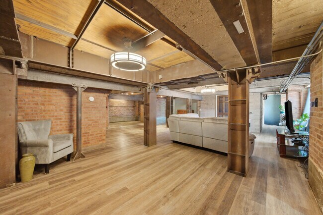 Building Photo - 117 S Lombard Ave