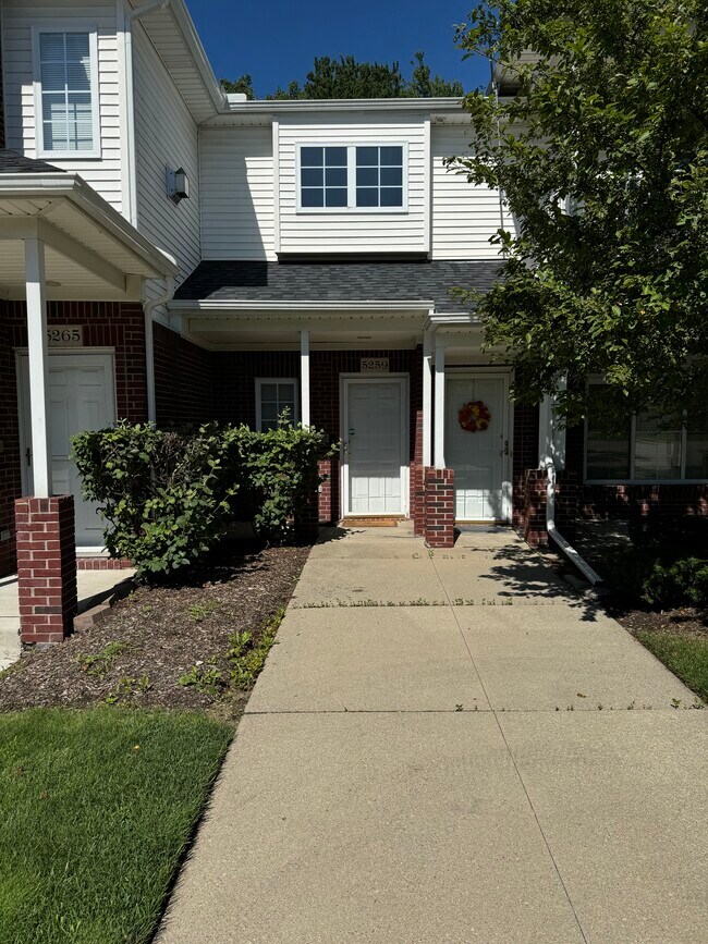 Foto del edificio - 5259 Twin Oaks Dr