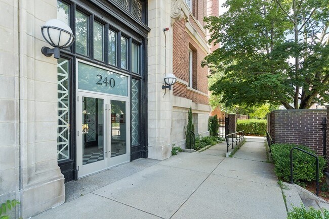 Foto del edificio - 240 Heath St