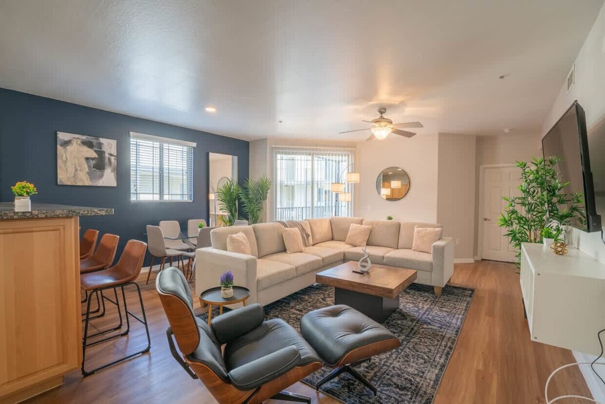 Primary Photo - 1275 E University Dr
