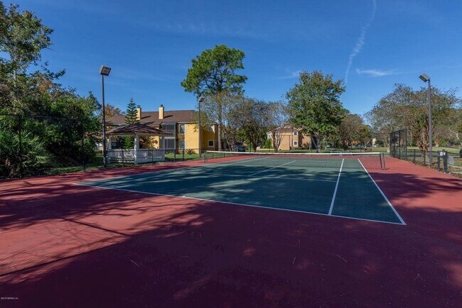 Si juegas al tenis, disfrutarás de esta pista. - 100 Fairway Park Blvd