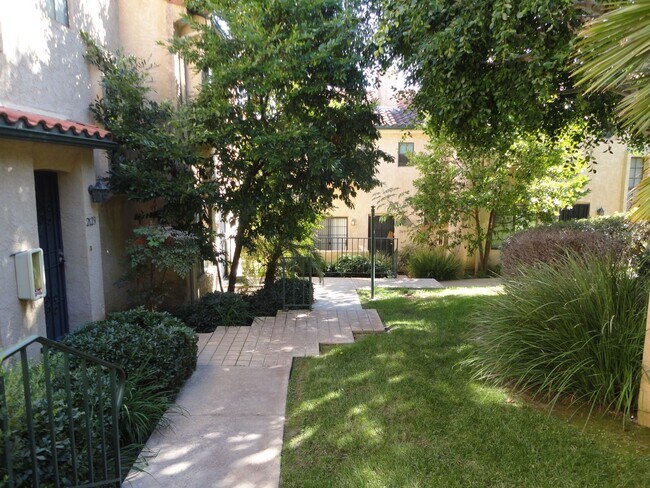Foto del edificio - 2 BDR Townhome in Ocean Beach with 2 Car G...