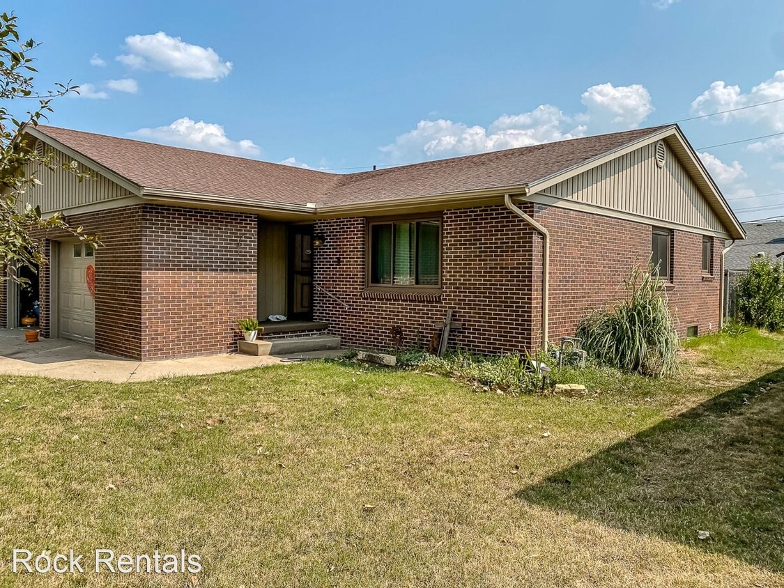 2 br, 1 bath House 903 E 24th Apt A House for Rent in Hutchinson