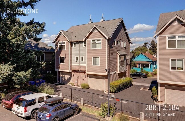 Building Photo - Beautiful Townhome In NE - 1/2 Off 1st Mon...