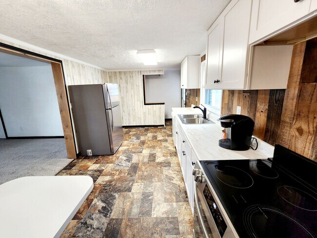Building Photo - Newly Renovated 3 Bedroom Home in Lancaste...