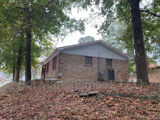 Foto del edificio - 3025 Sprucewood Dr