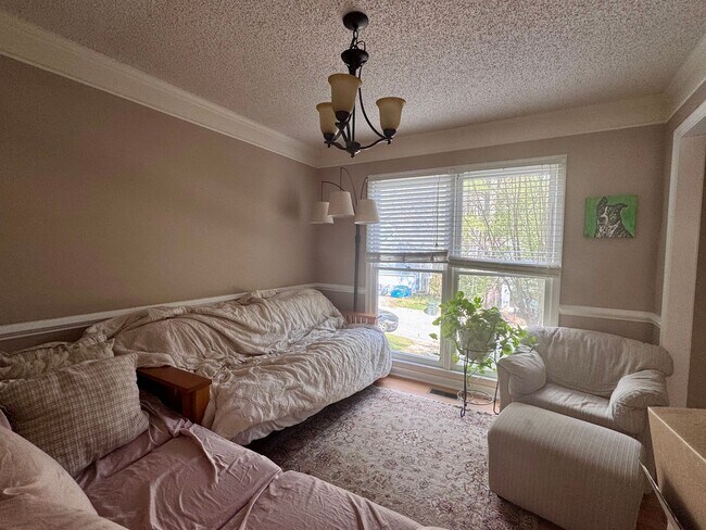 Foto del edificio - Charming 3-Bed, 2.5-Bath Home in Sought-Af...