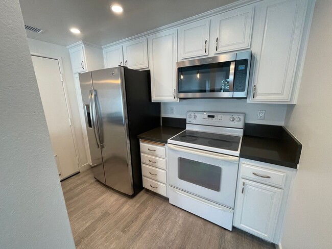 Building Photo - Super Quaint Gated Community - 2BR/1.5 Bath