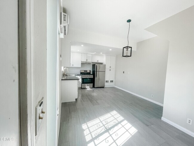 Foto del edificio - 1119 W Exposition Blvd