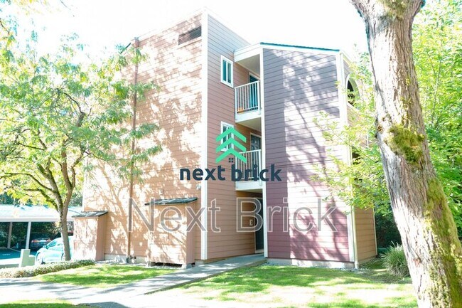 Building Photo - 7426 West Lake Sammamish Pkwy NE