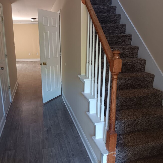 Building Photo - Conveniently Located 3 Bed/3 Bath Townhous...