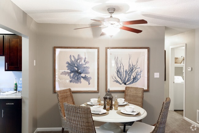 2BR, 2BA - 1069 SF - Northlake Village