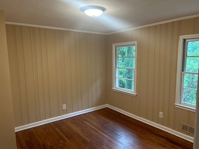 Building Photo - 3 bed and 1.5 bath in Decatur!